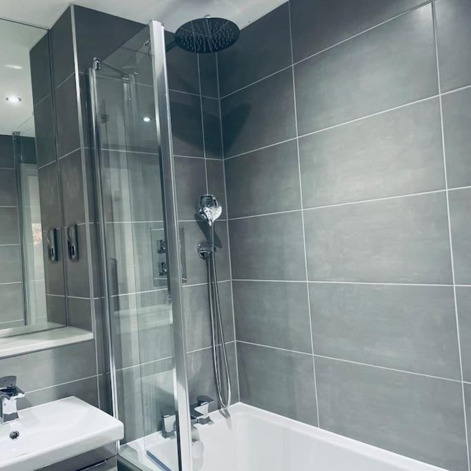 New One Bedroom Luxury Apartment In Solihull Eksteriør bilde